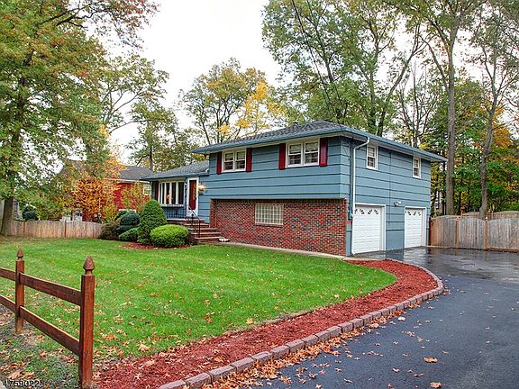 2nd image of 27 Conklin Ave