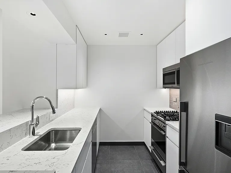 305 E 63rd St #4C — Photo 3