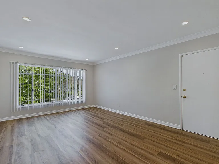 1900 Huntington Dr — Photo 8