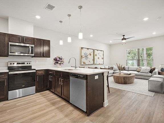 2nd image of 1400 SW Railroad Ave #206