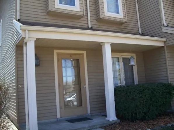 2101 Woodburn Rd, Waukesha, WI 53188
