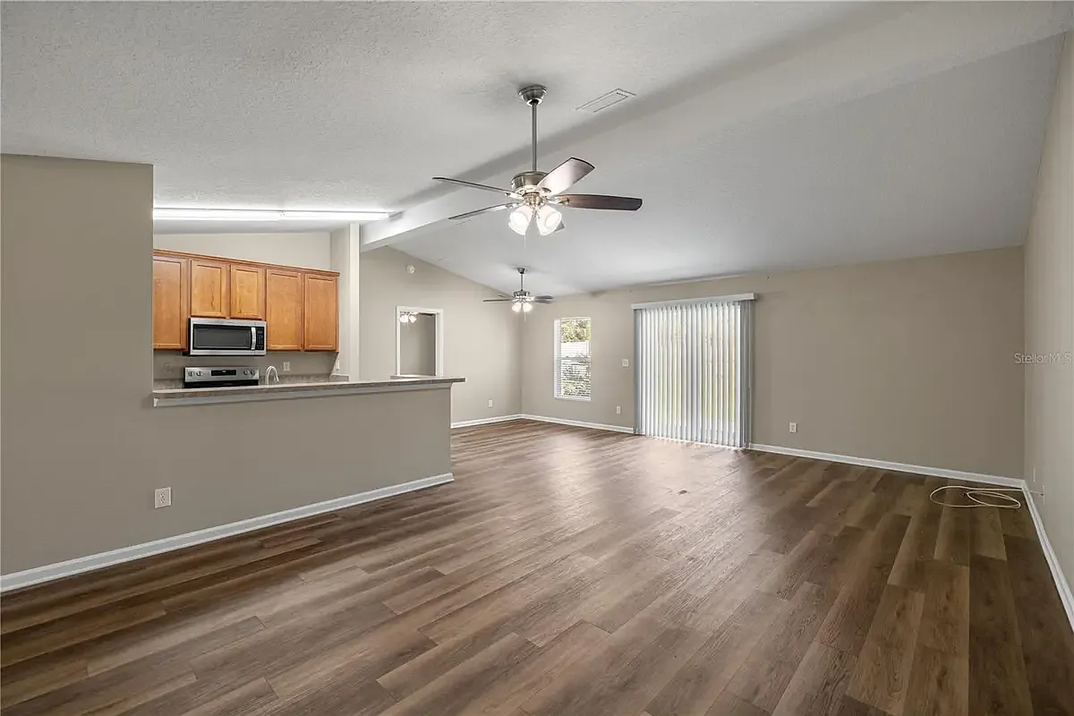 4 bed, 2118 sqft, $2,100 — Photo 3