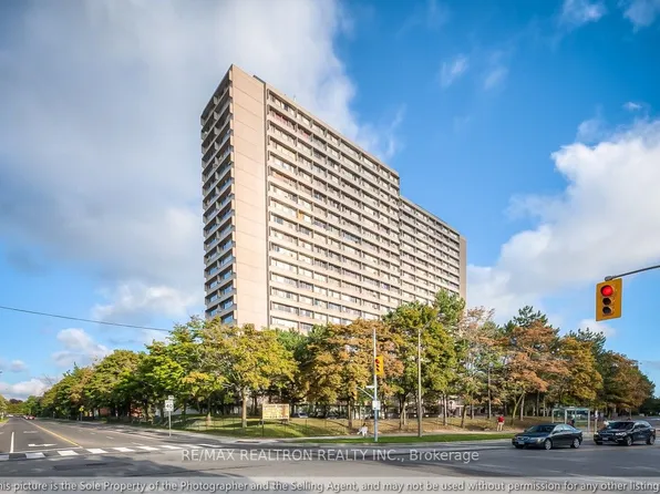 100 Leeward Glenway #1401, Toronto, ON M3C 2Z1