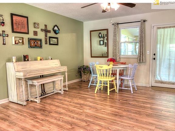 Dining room area/beautiful new laminate floors!!!