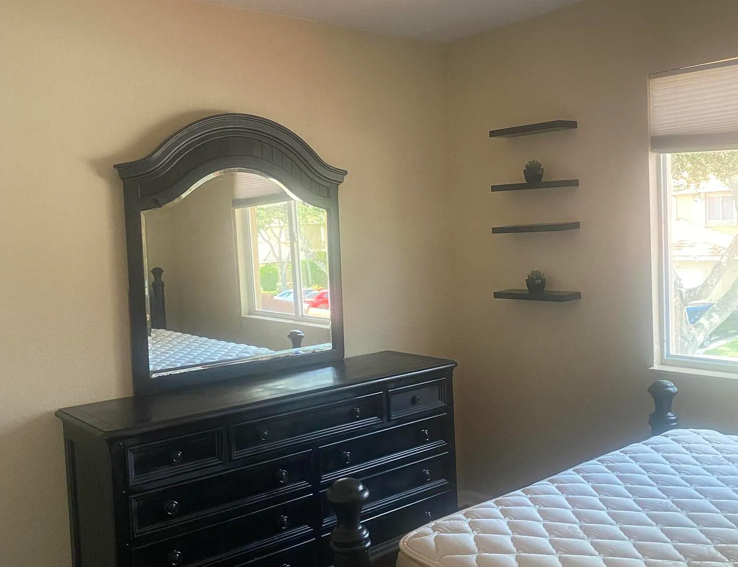 1 bed, 1.0 bath, 1627 sqft, $1,050 — Photo 2