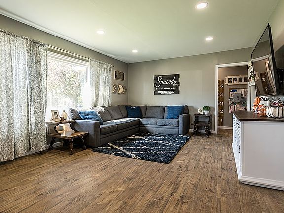 5th image of 144 E Avenue L