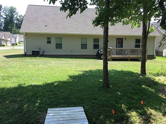 3rd image of 3074 Pin Oaks Cir NE