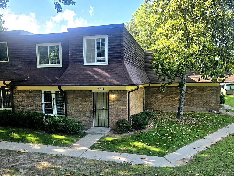 233 Peyton Pl SW — Photo 1
