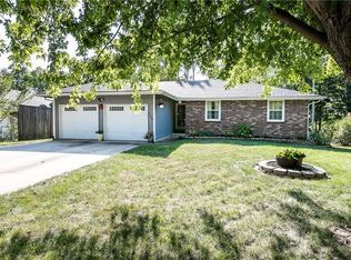 106 N Village Ter, Tonganoxie, KS 66086