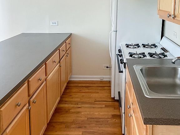 2nd image of 2525 N Lincoln Ave #2C