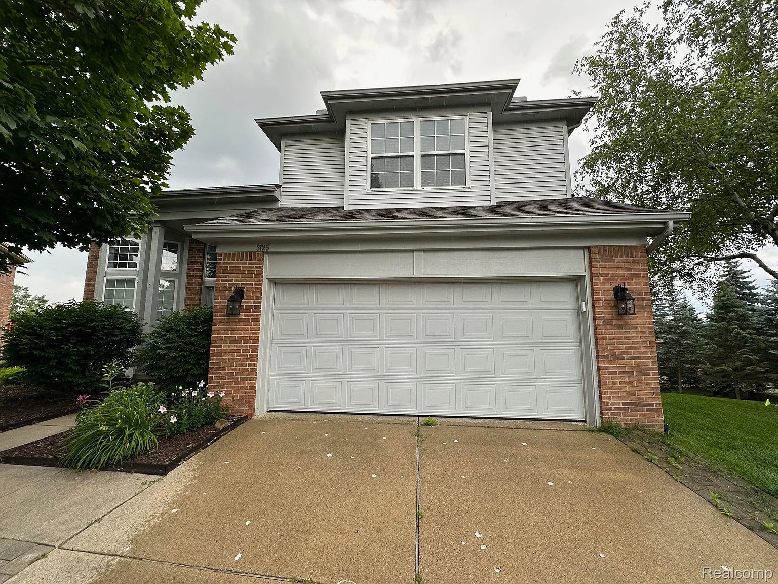 3125 Silverbrook Dr photo 1
