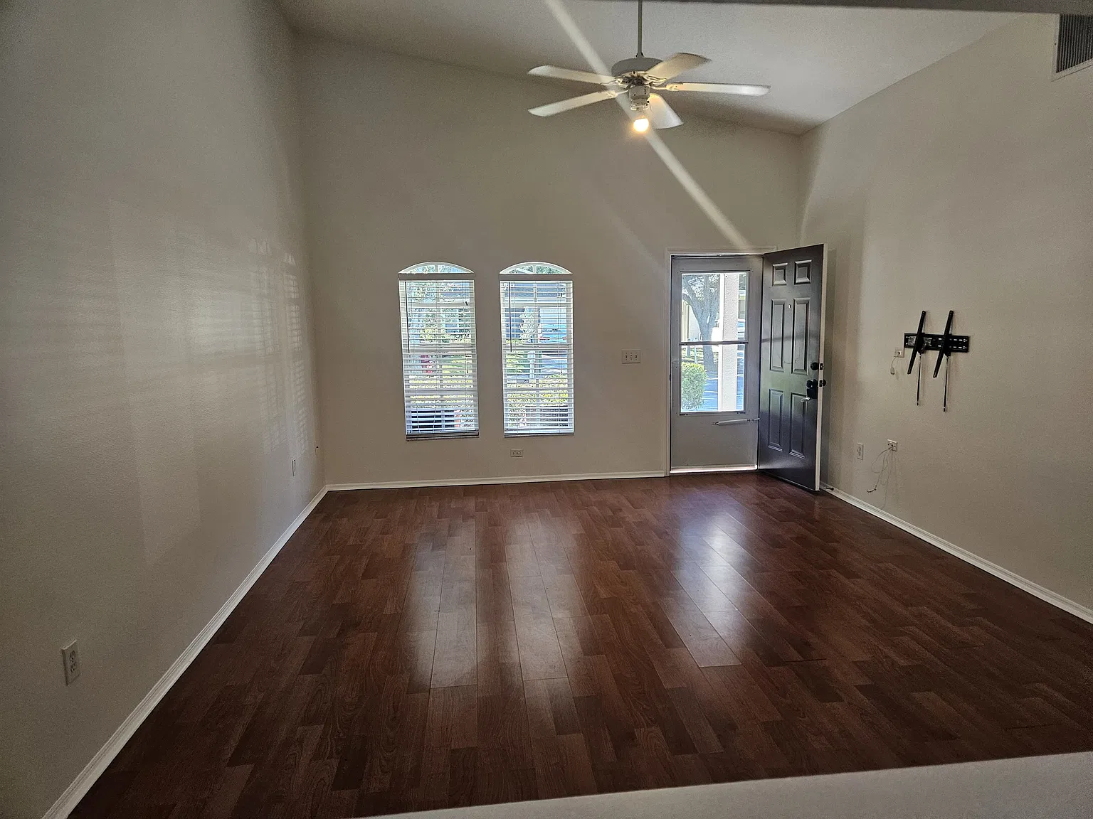 3-Bedroom Townhouse in Temple Crest, Tampa, FL 33617 — Photo 3