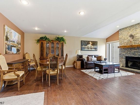 4th image of 25 Stone Row Ln