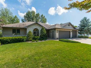 709 Bascom Hill Dr, Baraboo, WI 53913