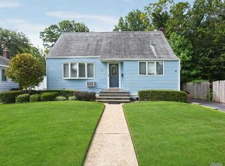 111 Weaving Ln, Wantagh, NY 11793