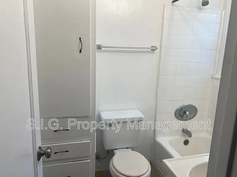228 E Maple St #D — Photo 12