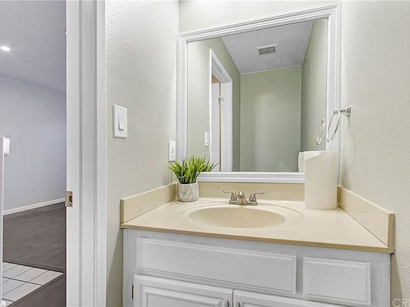 5th image of 15801 Wyandotte St Unit 106