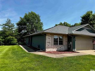 718 E University Dr, Macomb, IL 61455