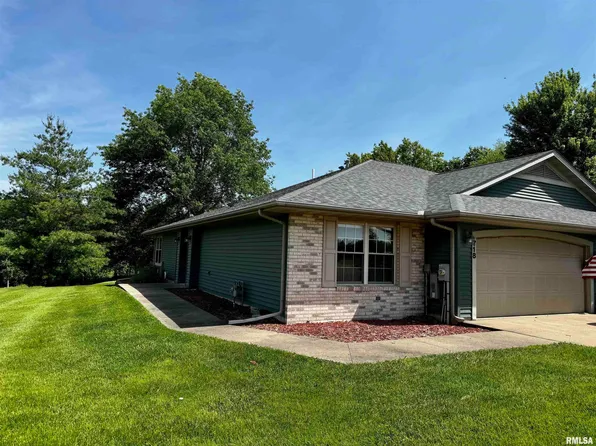 718 E University Dr, Macomb, IL 61455