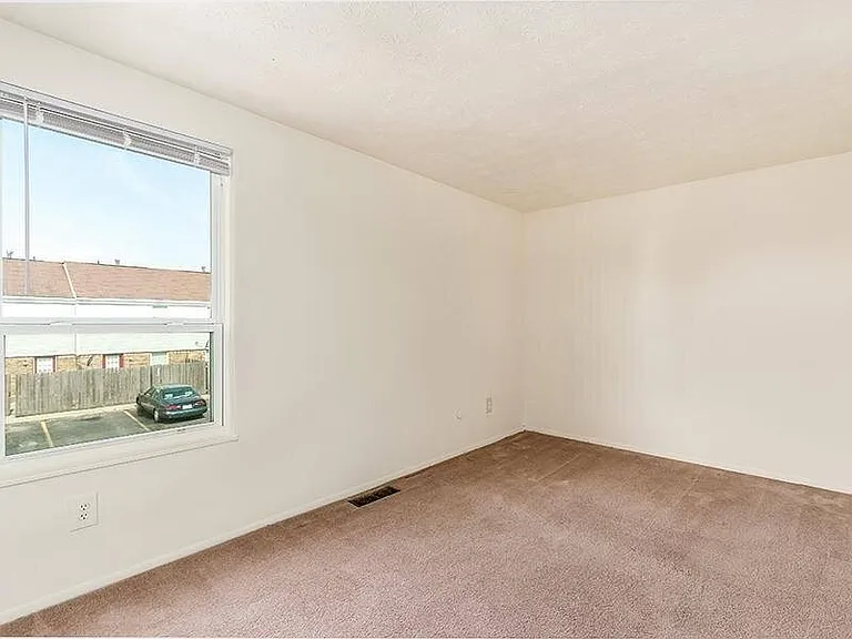 Sharon Green Townhomes — Photo 14