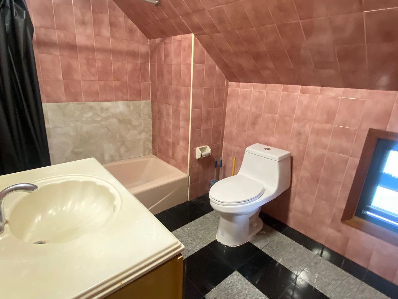 Studio, 700 sqft, $1,700 — Photo 4