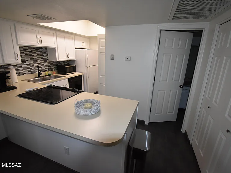 1200 E River Rd #J122 — Photo 8