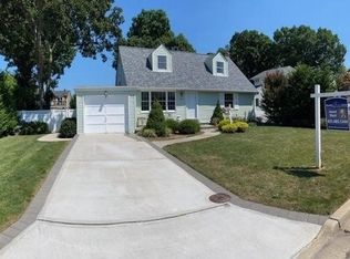 223 Hamilton Ave, Massapequa, NY 11758