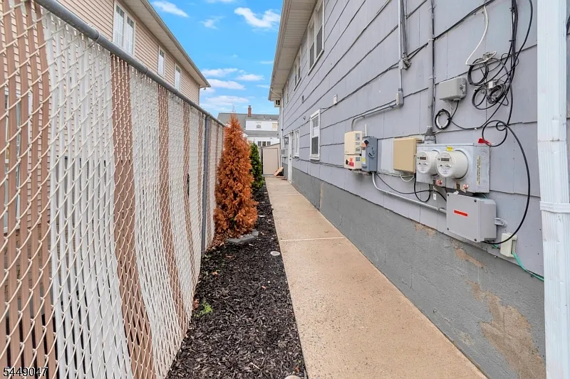 2 bed, 1.0 bath, $2,500 — Photo 2