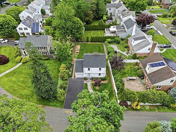 3rd image of 6 Deerfield Avenue
