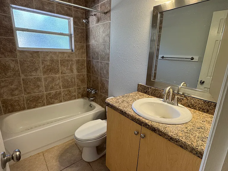 1011 N Pine St — Photo 9