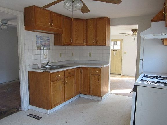 3rd image of 804 Gould St