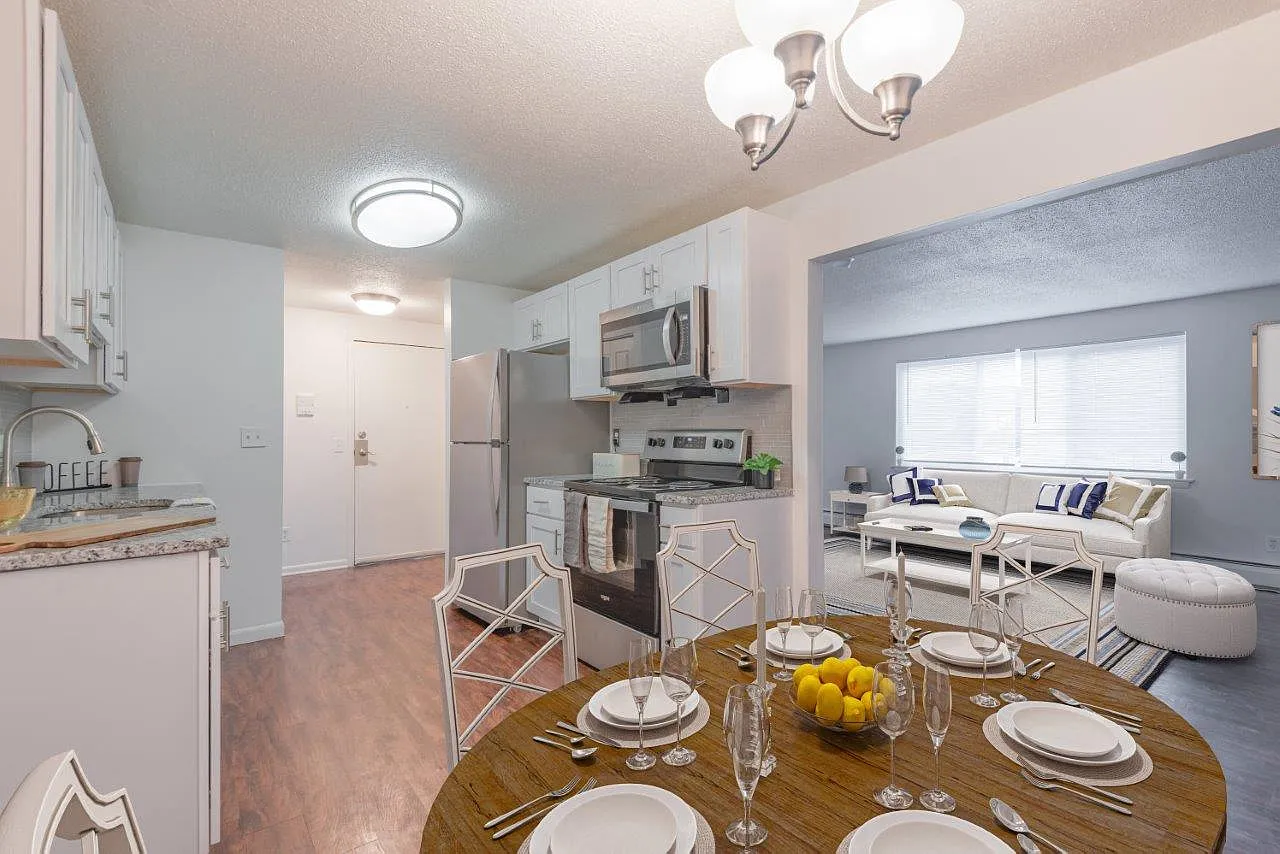 Kings Court Manor Apartment Homes — Photo 4
