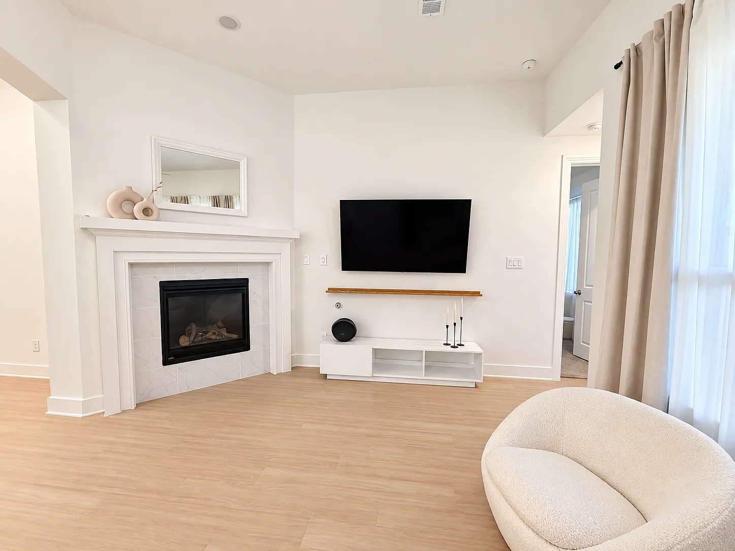 3 bed, 1977 sqft, $2,650 — Photo 3