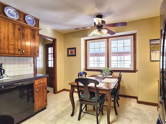 Eat-in kitchen