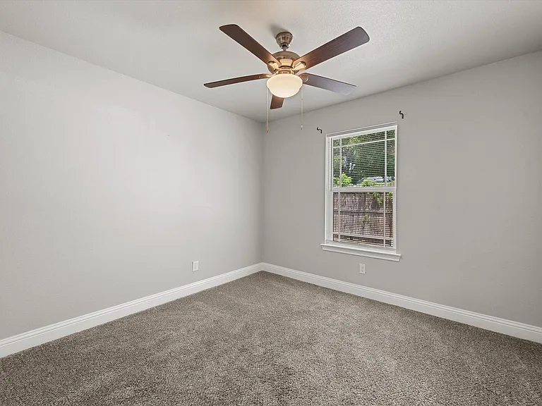 438 Sabine Ave — Photo 10
