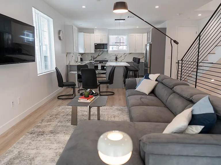 4833 Riverton Ave — Photo 26