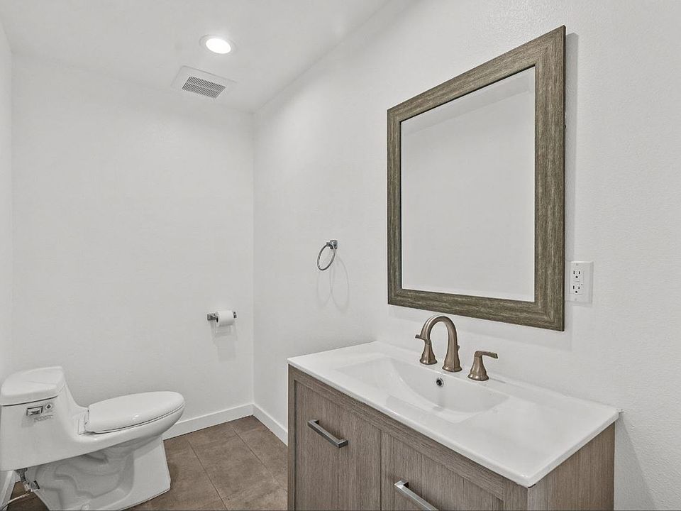 1st image of 6232 Whitsett Ave #201