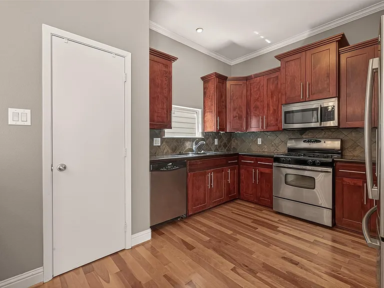 1107 Saint Charles St — Photo 16
