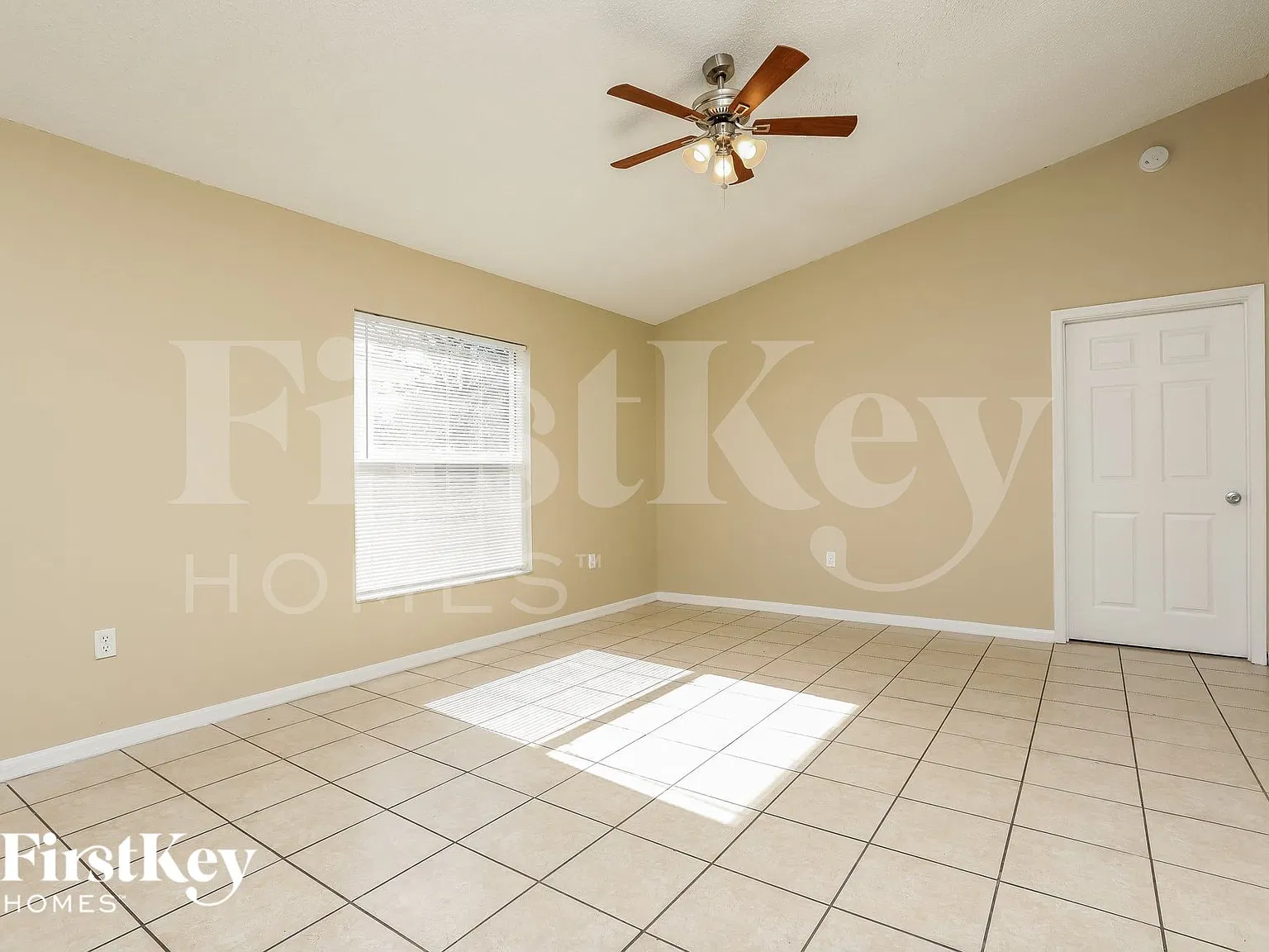 3 bed, 2.0 bath, 1300 sqft, $2,120 — Photo 2