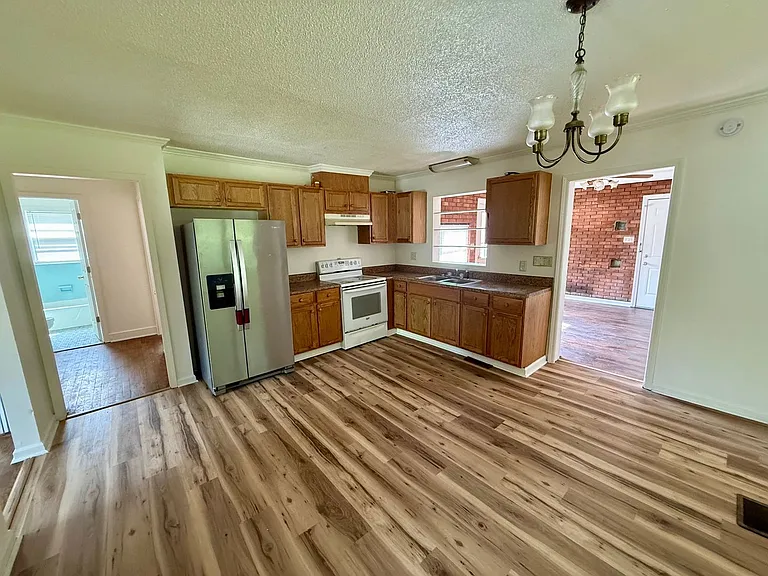 1003 Apple St — Photo 3