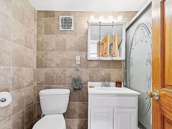 4th image of 218 Saint Johns Pl APT 4F