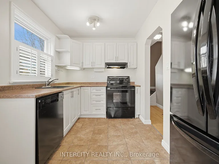 49 McCaul St — Photo 16