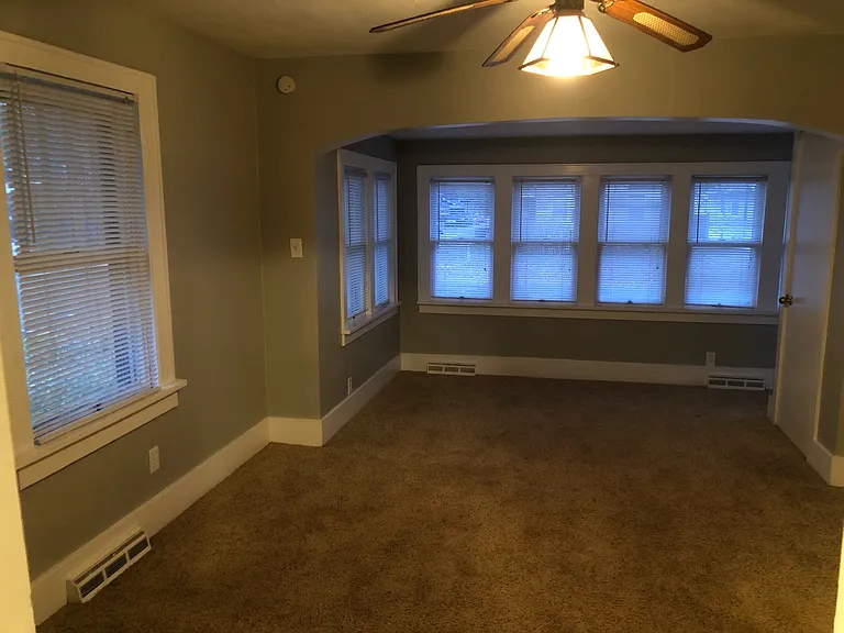 1332 E Donald St — Photo 17