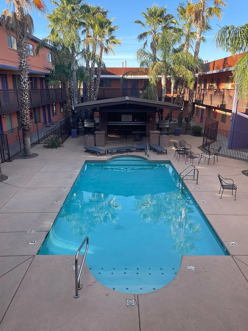 Lovely 3 Bedroom Condo!! Close to the University of Arizona!! Perfect for Students!! — Photo 2
