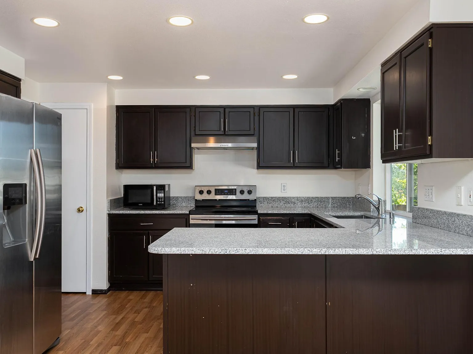 4 bed, 2.5 bath, 1940 sqft, $3,400 — Photo 3