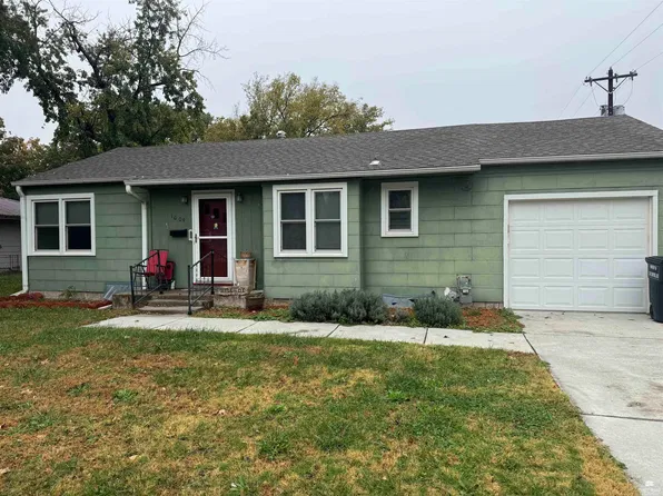 1009 4th St, Clay Center, KS 67432