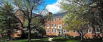Great location-- 5 min walk to City Ridge-many restaurants, groceries and services