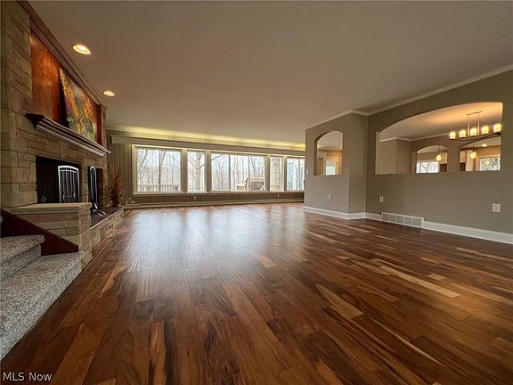 4th image of 32 Wintergreen Hill Dr