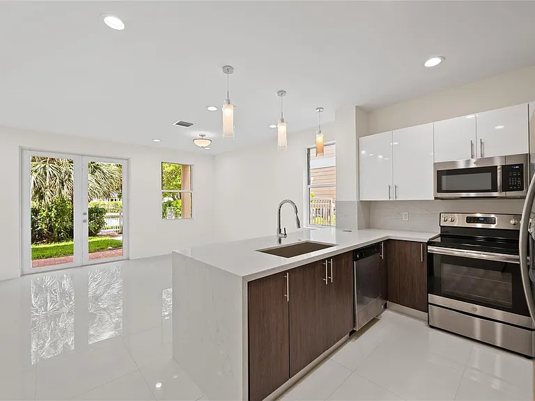 1430 SW 4th Ave #1430 — Photo 2