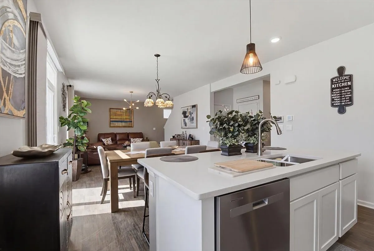 3 bed, 2155 sqft, $3,200 — Photo 3